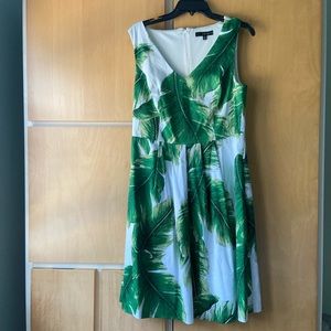 Sleeveless white dress with leaf print